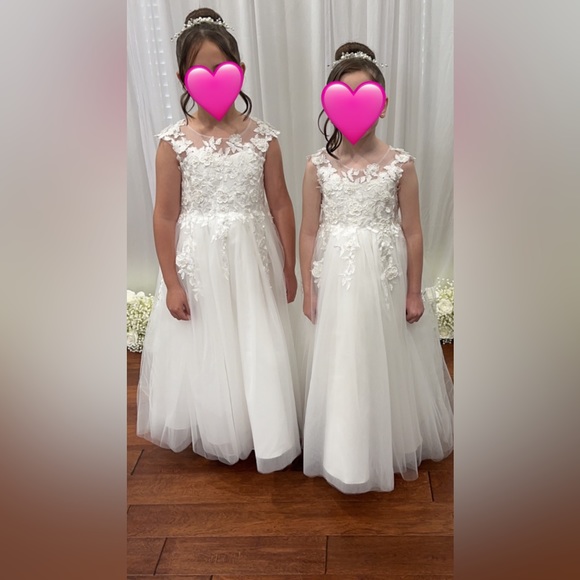 I have 2 flower girl dresses, both ivory sizes 5 and 8 - Picture 2 of 2